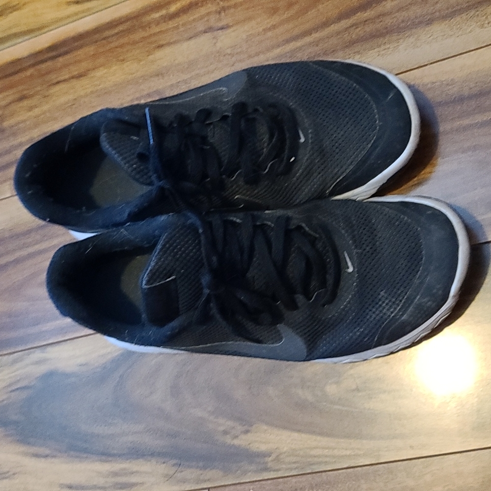 Black and White Nikes 9.5